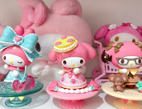 4 PIECES SET  HELLO KITTY FIGURINE 4CM PRICE